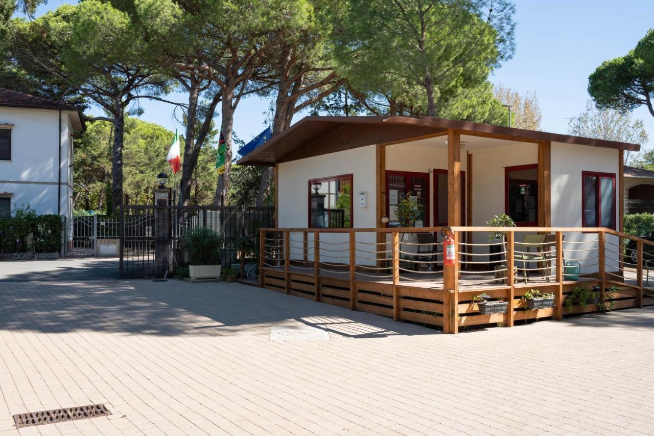 Camping Il Capannino Glamping Village مارينا دي بيبونا المظهر الخارجي الصورة